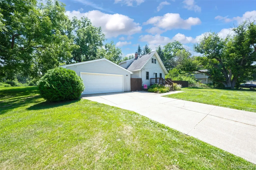 576 Brooks Avenue Pontiac City MI 48340