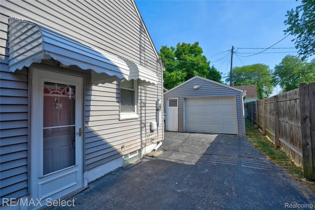 631 Alvord Avenue Flint City MI 48507