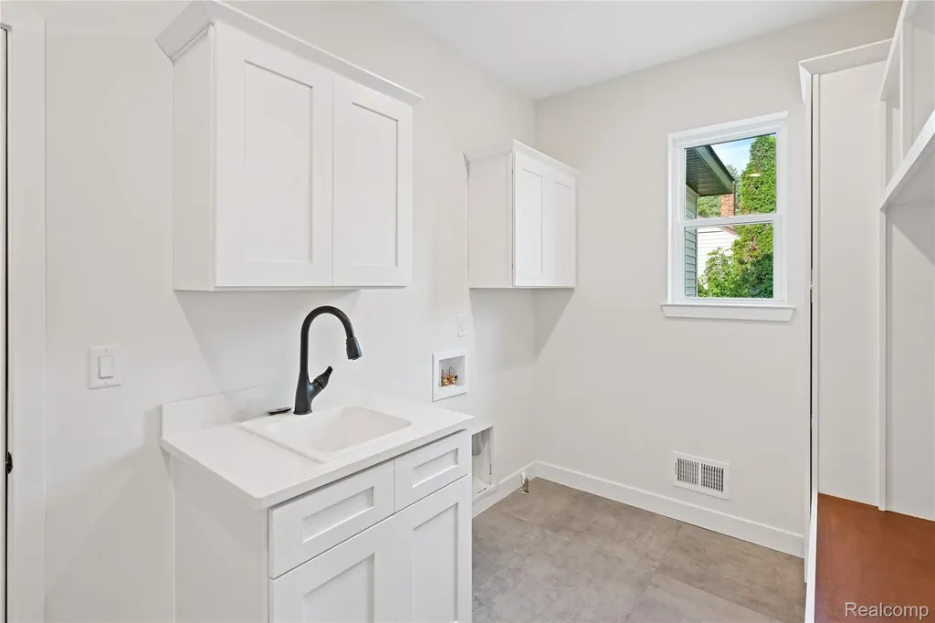9355 Highland Drive Grosse Ile Township MI 48138