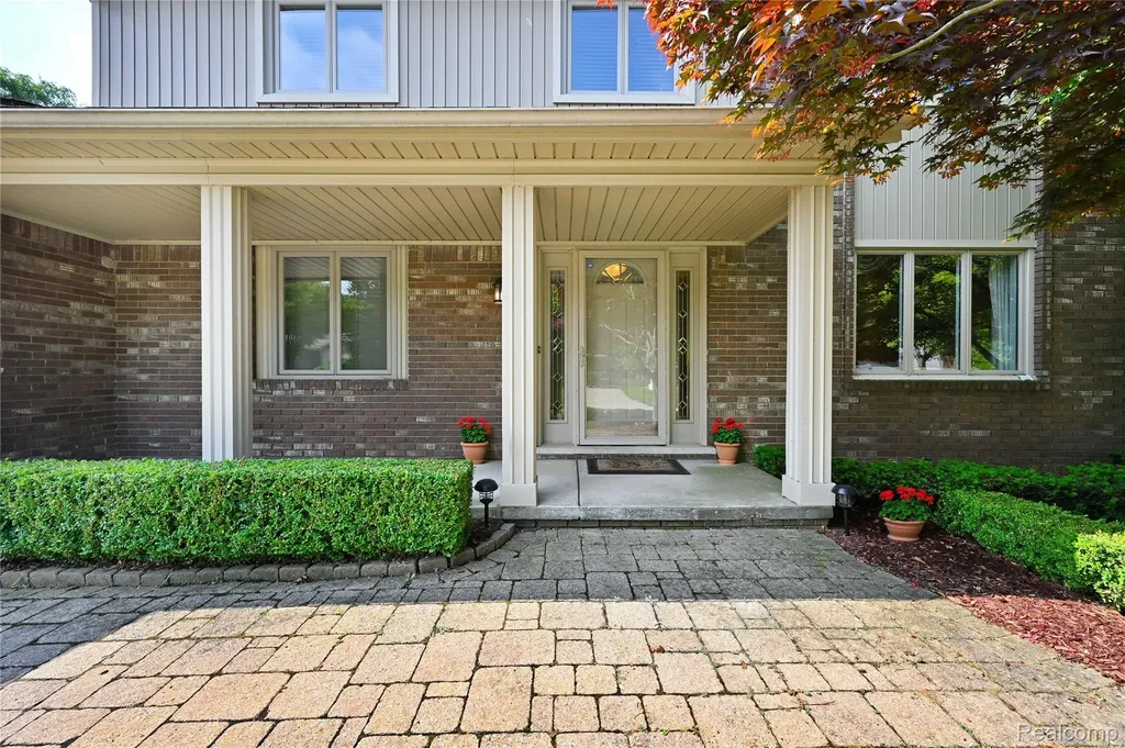 1958 Chancery Drive Troy City MI 48085