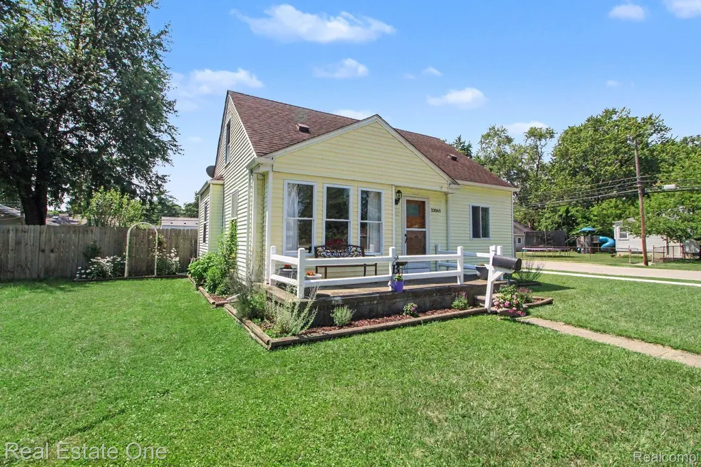 33065 John Hauk Street Garden City City MI 48135