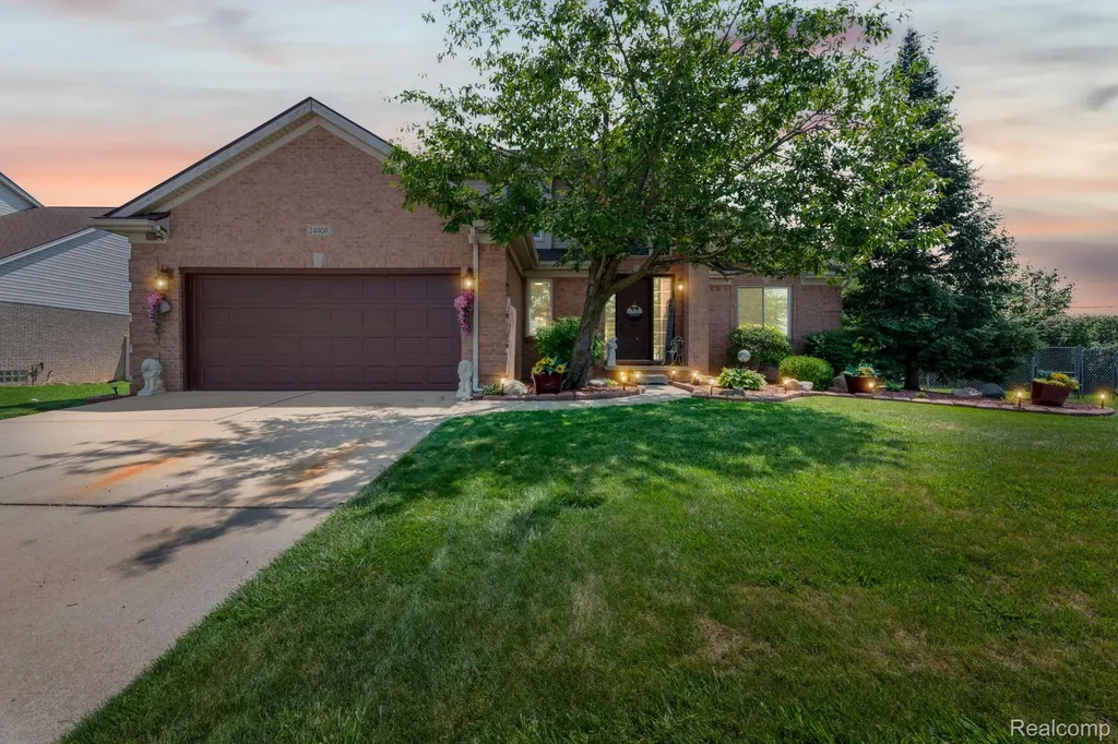 24909 Foxmoor Boulevard Woodhaven City MI 48183