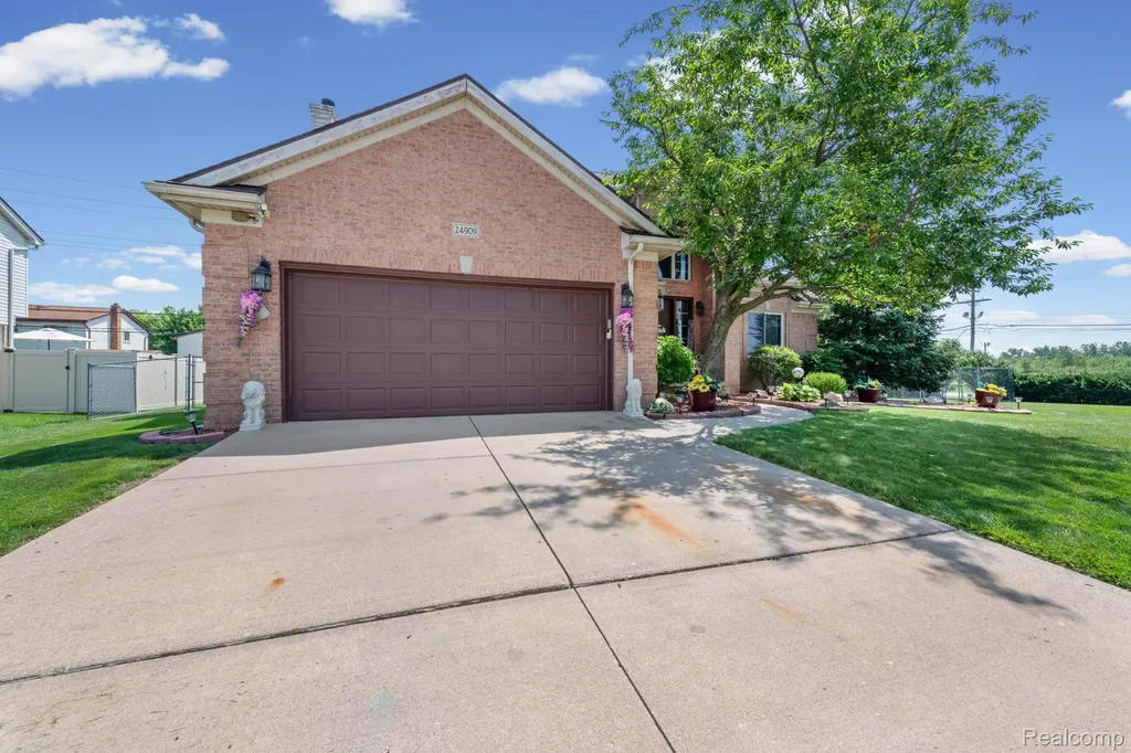 24909 Foxmoor Boulevard Woodhaven City MI 48183