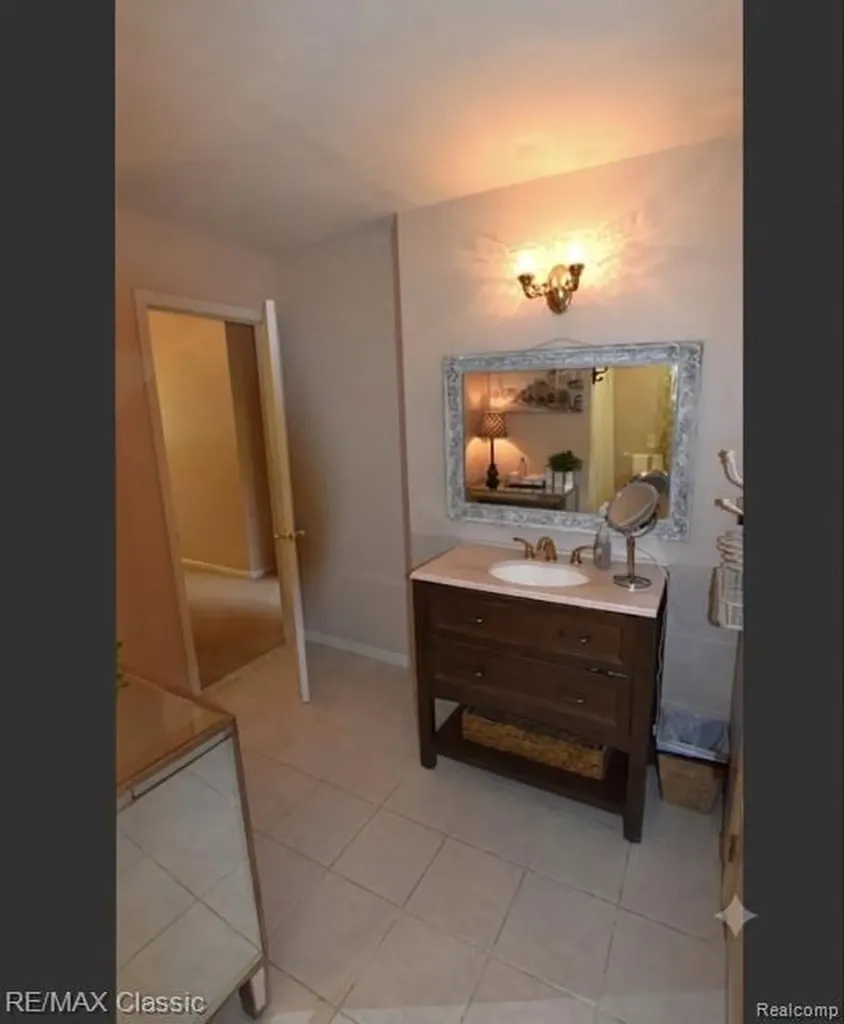1596 Alsdorf Avenue Rochester Hills City MI 48309