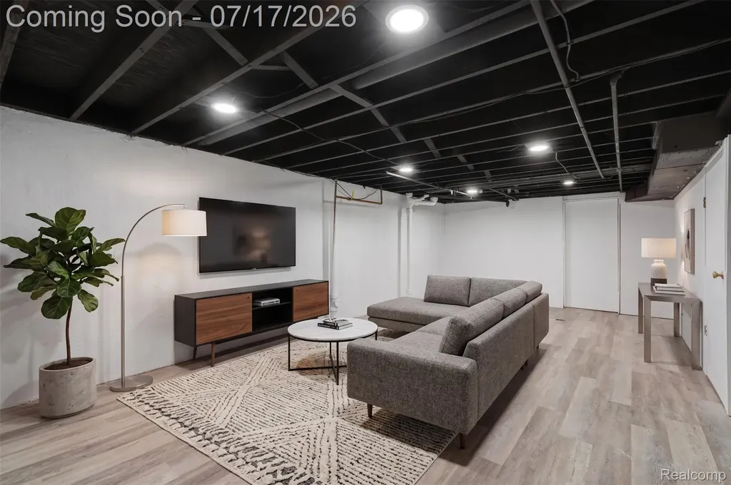 29697 Spoon Madison Heights City MI 48071