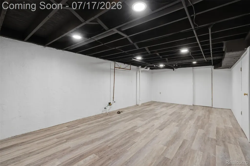 29697 Spoon Madison Heights City MI 48071