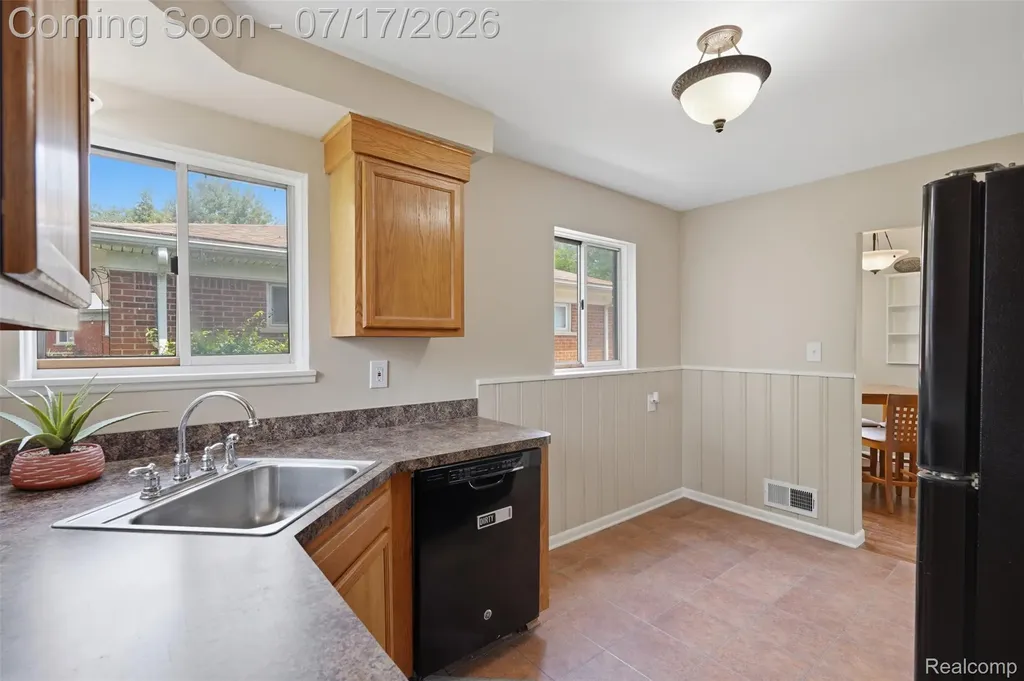 29697 Spoon Madison Heights City MI 48071