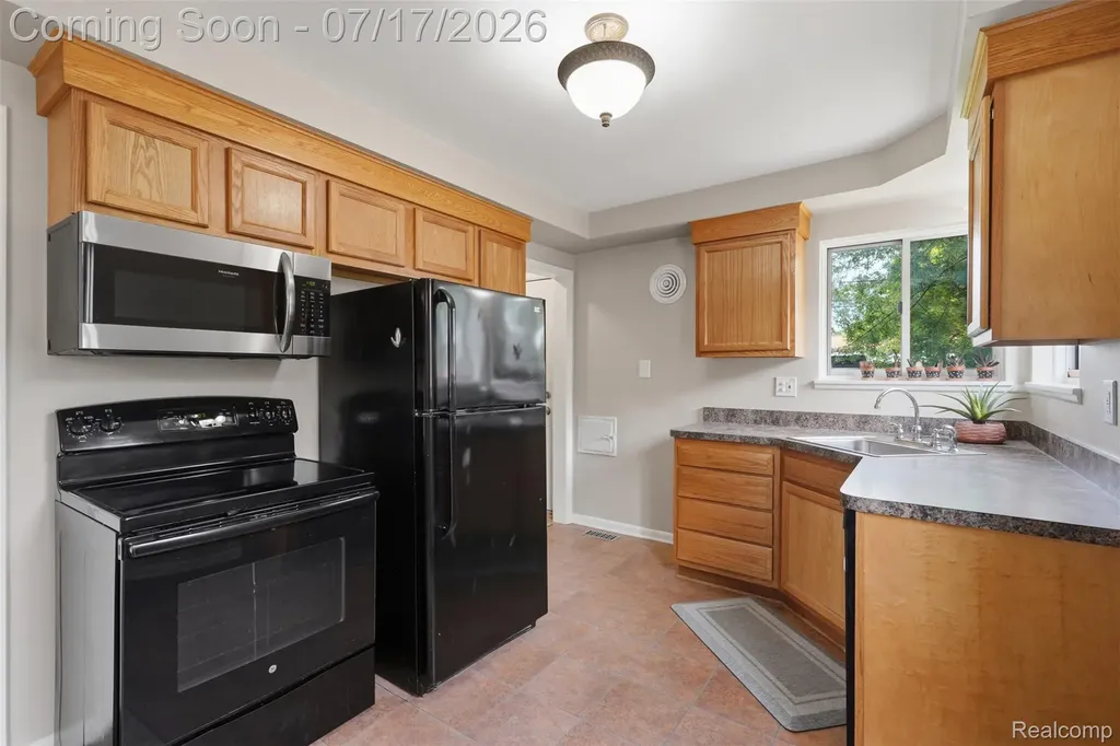 29697 Spoon Madison Heights City MI 48071