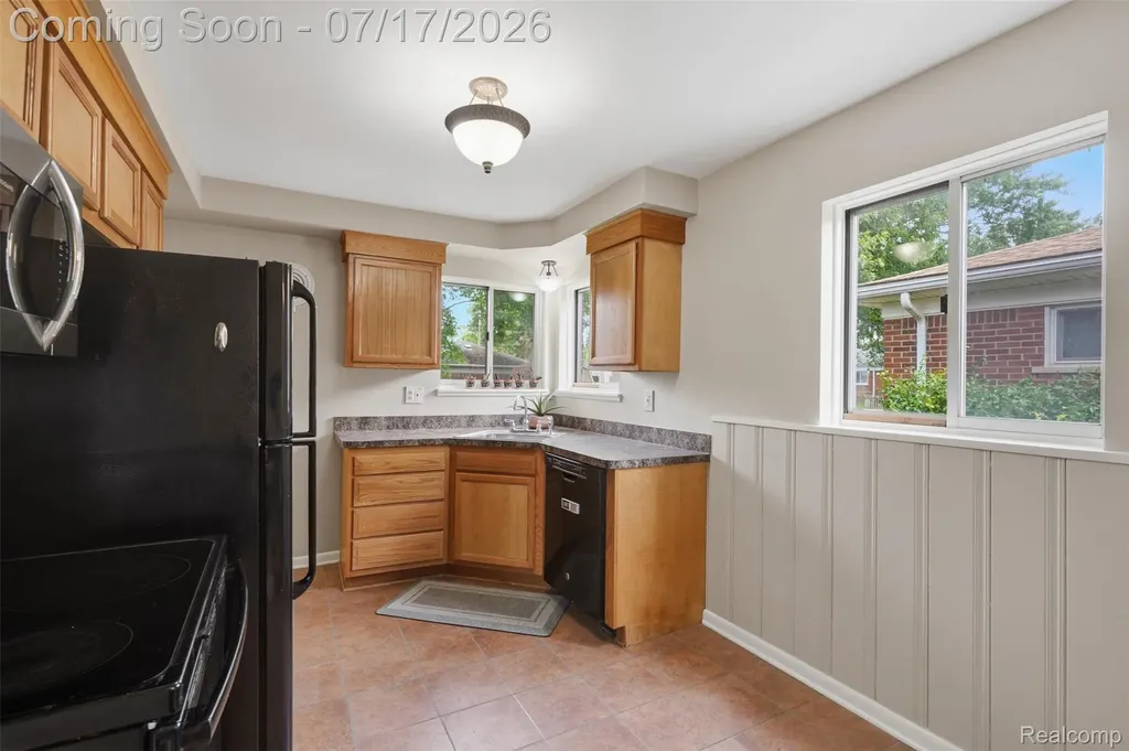 29697 Spoon Madison Heights City MI 48071
