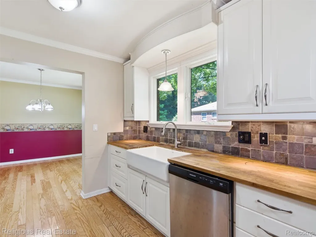 34184 Haldane Drive Livonia City MI 48152