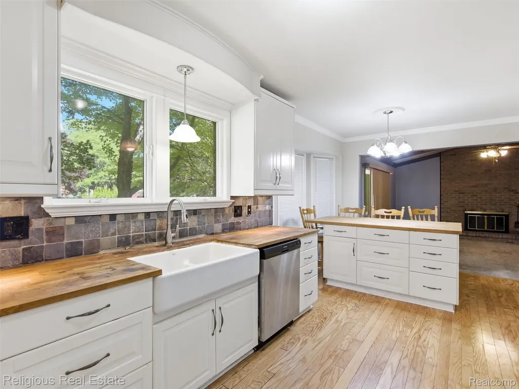 34184 Haldane Drive Livonia City MI 48152