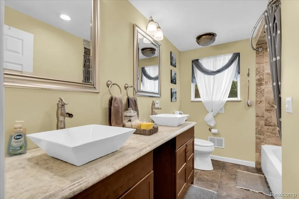 2700 N Hickory Lane Brandon Charter Township MI 48371