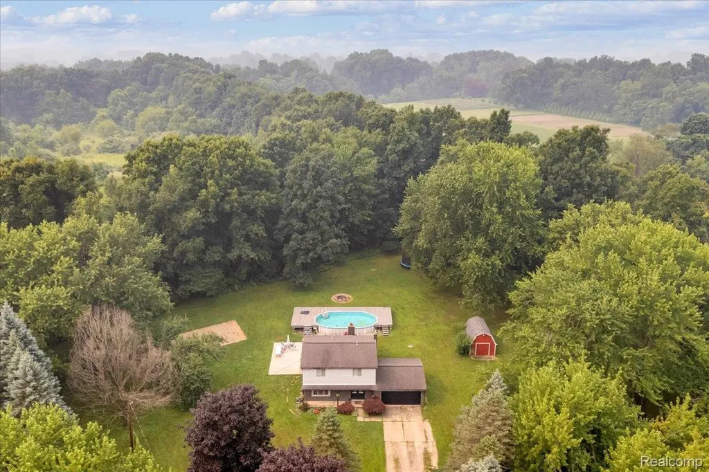 2700 N Hickory Lane Brandon Charter Township MI 48371