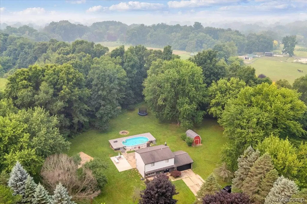 2700 N Hickory Lane Brandon Charter Township MI 48371