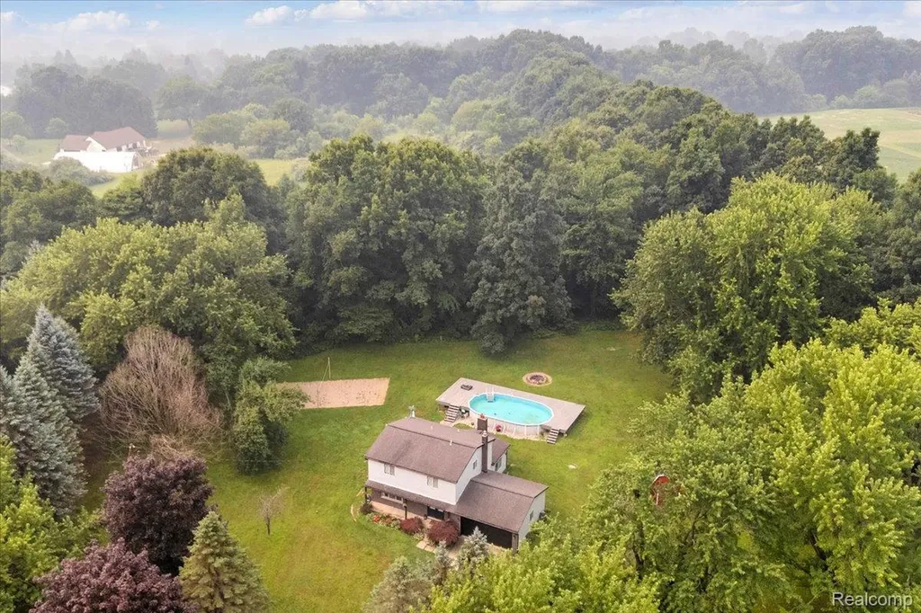 2700 N Hickory Lane Brandon Charter Township MI 48371