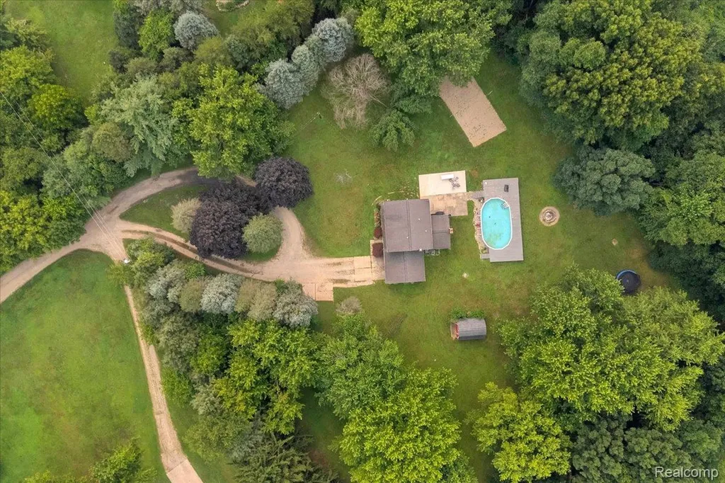 2700 N Hickory Lane Brandon Charter Township MI 48371