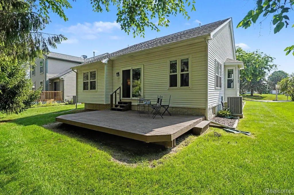 524 Mill Pond Drive Fenton City MI 48430