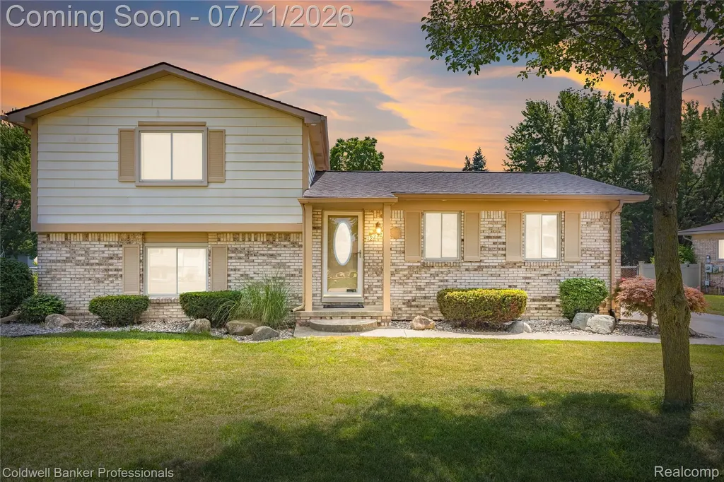 19272 Lloyd Drive Clinton Charter Township MI 48038