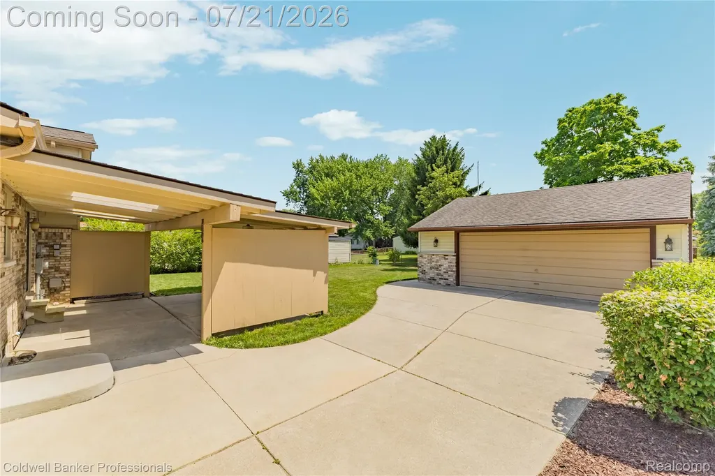 19272 Lloyd Drive Clinton Charter Township MI 48038