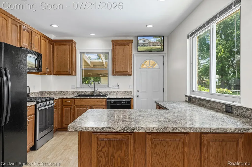 19272 Lloyd Drive Clinton Charter Township MI 48038