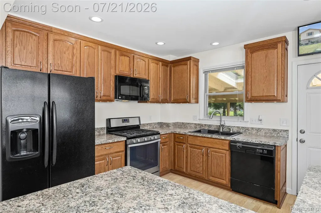 19272 Lloyd Drive Clinton Charter Township MI 48038