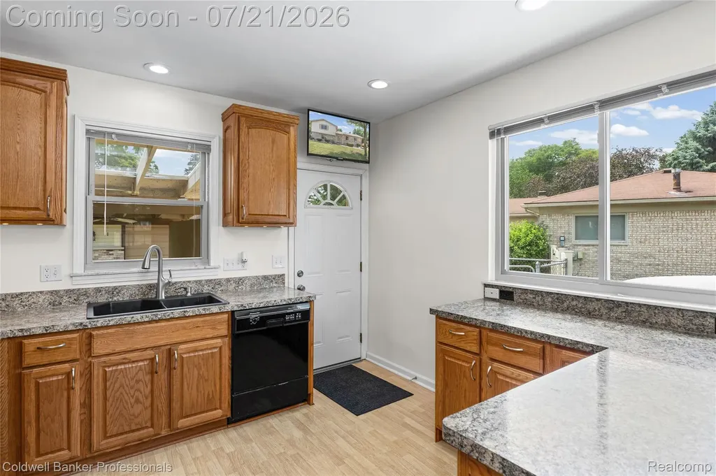 19272 Lloyd Drive Clinton Charter Township MI 48038