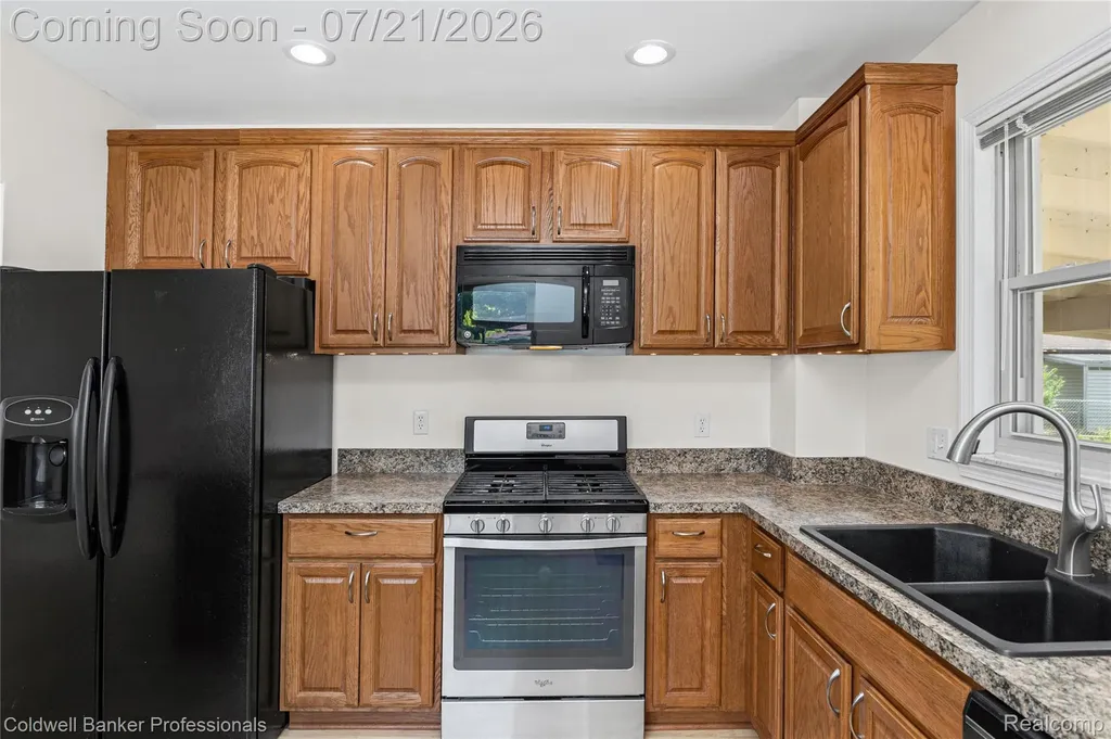 19272 Lloyd Drive Clinton Charter Township MI 48038