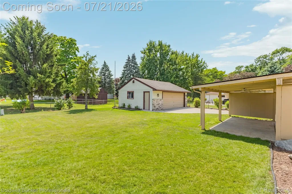 19272 Lloyd Drive Clinton Charter Township MI 48038