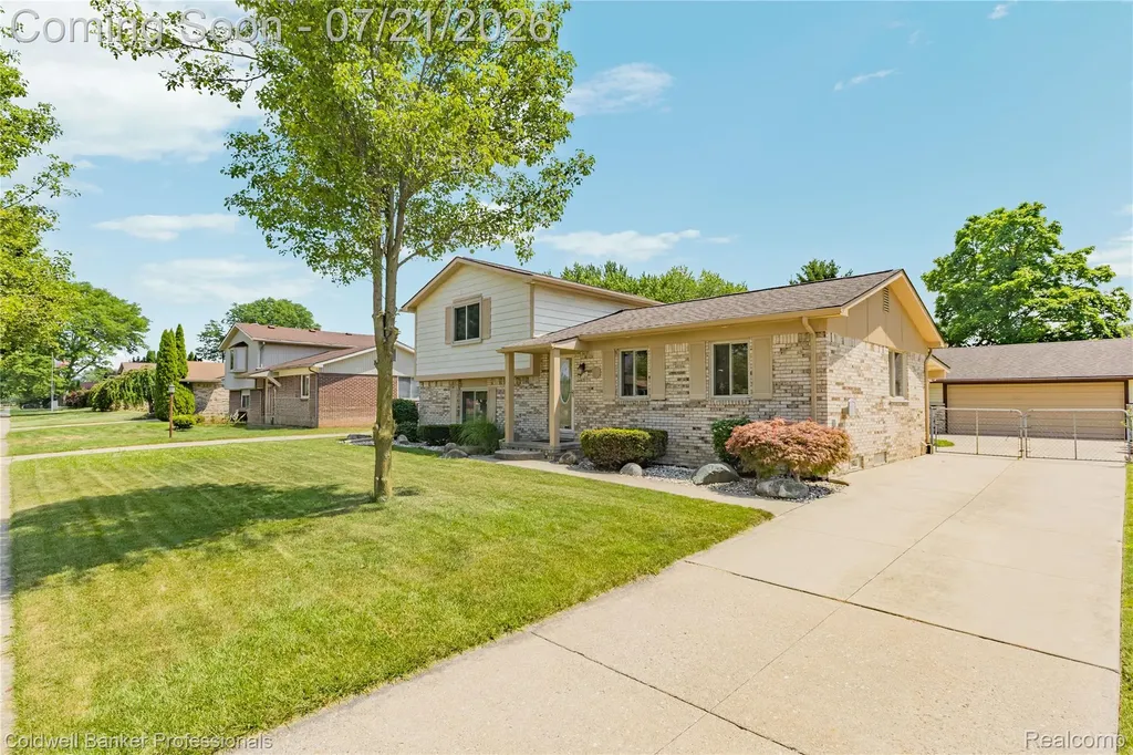 19272 Lloyd Drive Clinton Charter Township MI 48038