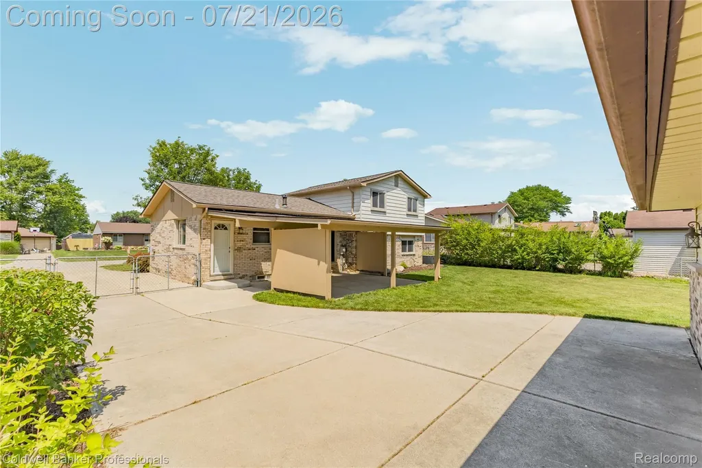 19272 Lloyd Drive Clinton Charter Township MI 48038