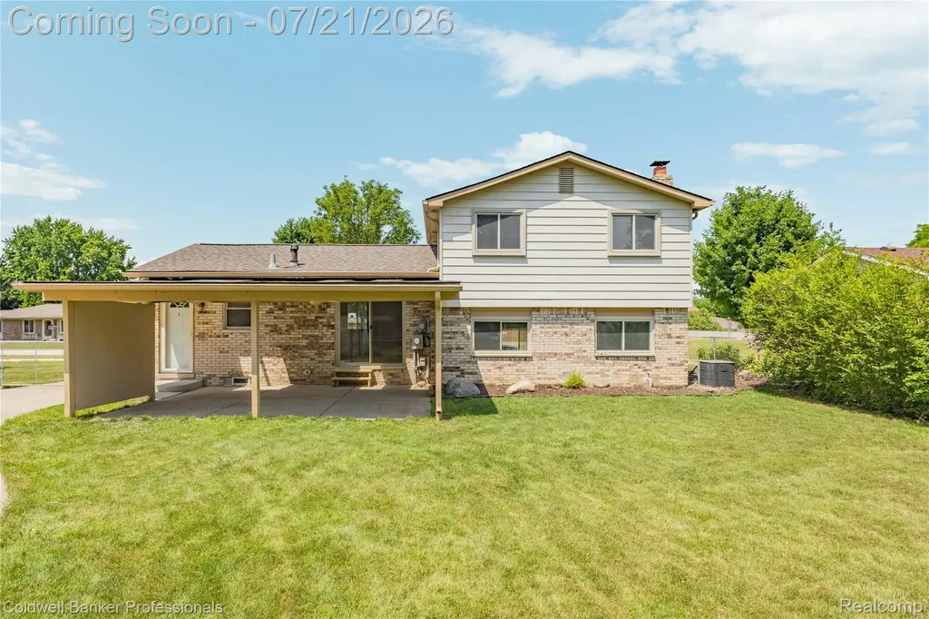 19272 Lloyd Drive Clinton Charter Township MI 48038