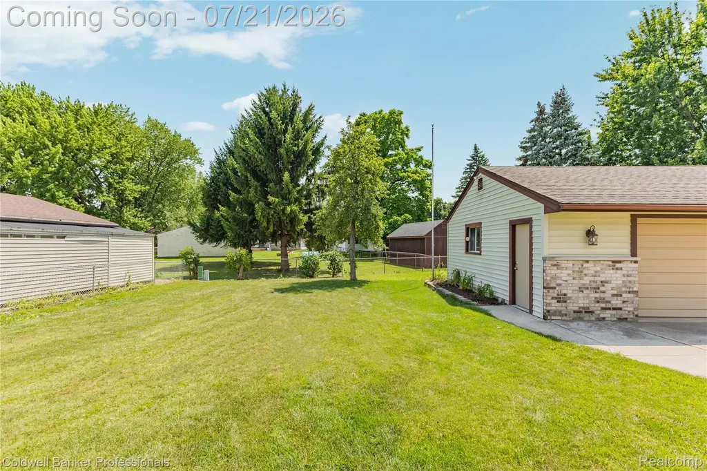 19272 Lloyd Drive Clinton Charter Township MI 48038