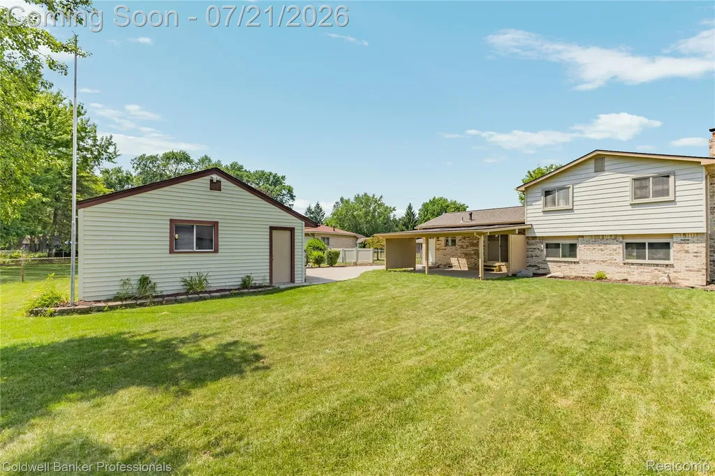 19272 Lloyd Drive Clinton Charter Township MI 48038