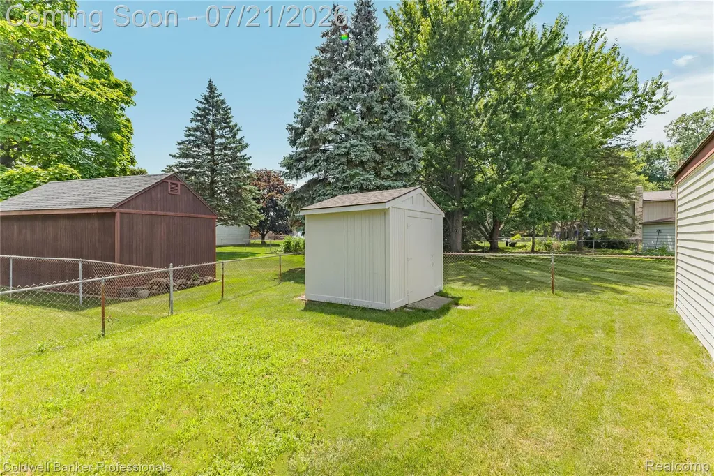 19272 Lloyd Drive Clinton Charter Township MI 48038