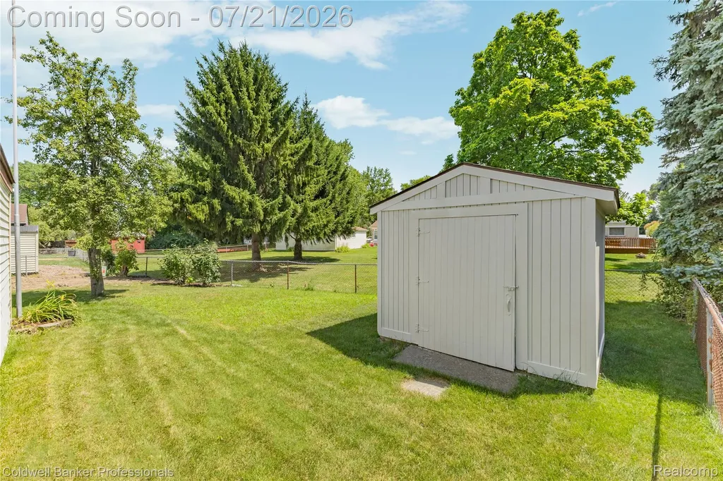 19272 Lloyd Drive Clinton Charter Township MI 48038