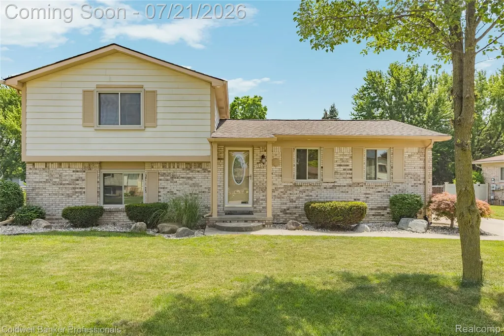 19272 Lloyd Drive Clinton Charter Township MI 48038