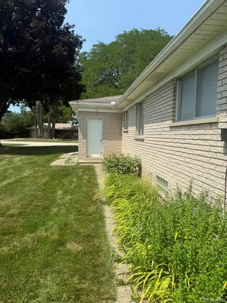 25544 Filmore Place Southfield City MI 48075