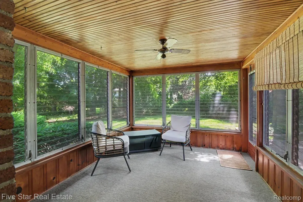 22780 Manning Street Farmington City MI 48336