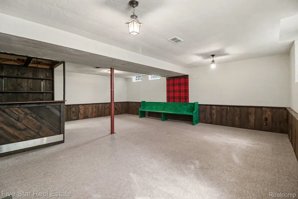 22780 Manning Street Farmington City MI 48336