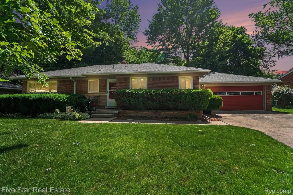 22780 Manning Street Farmington City MI 48336