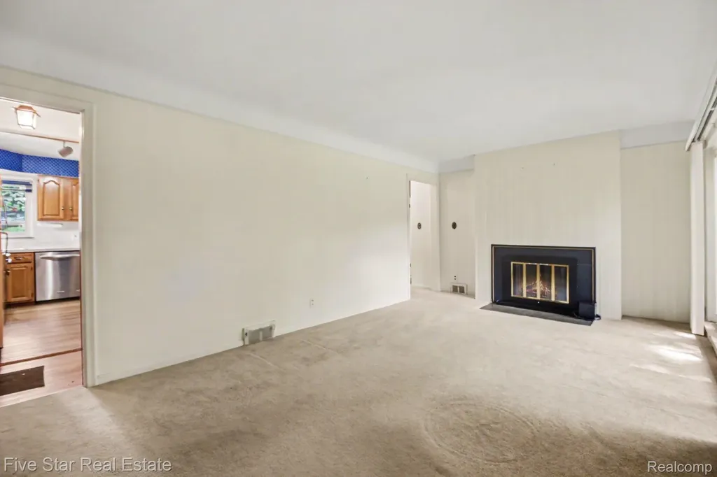 22780 Manning Street Farmington City MI 48336