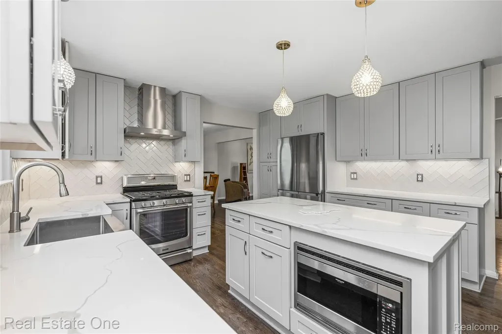 7570 Greenway Lane West Bloomfield Charter Township MI 48324