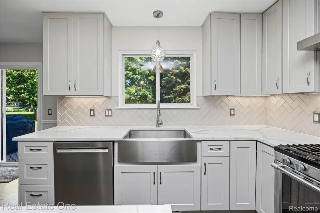 7570 Greenway Lane West Bloomfield Charter Township MI 48324