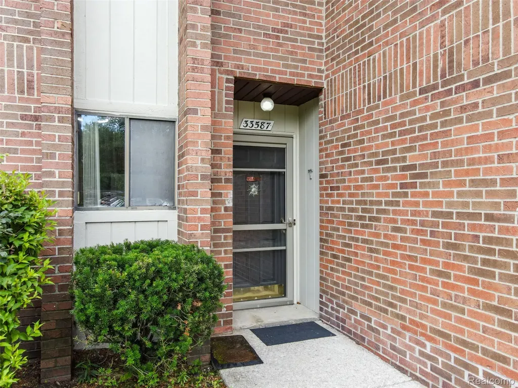 33587 Pondview Circle Livonia City MI 48152