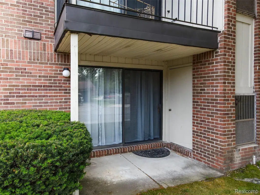 33587 Pondview Circle Livonia City MI 48152