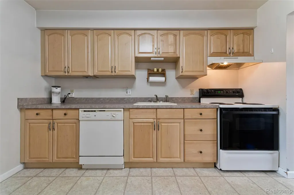 33587 Pondview Circle Livonia City MI 48152