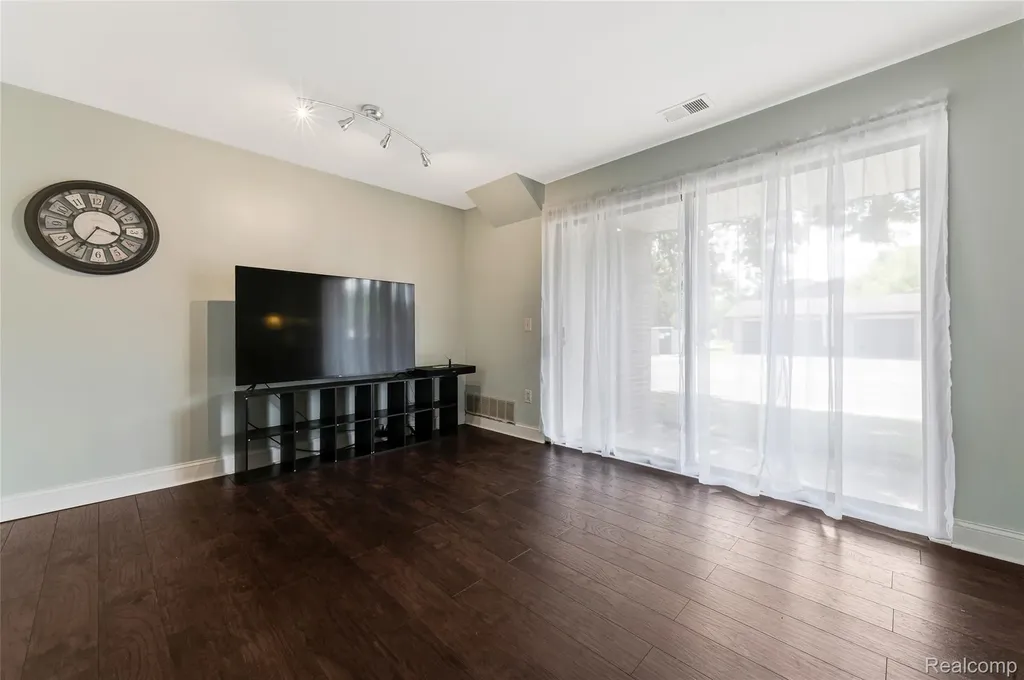 33587 Pondview Circle Livonia City MI 48152