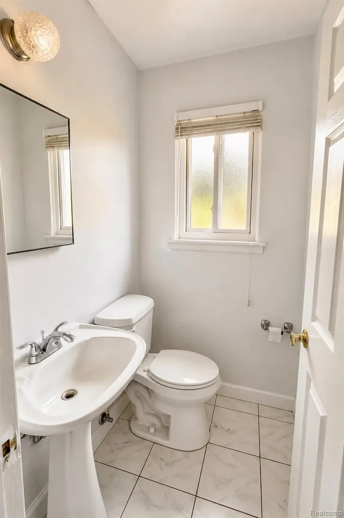 2253 Bernice Avenue Warren City MI 48091