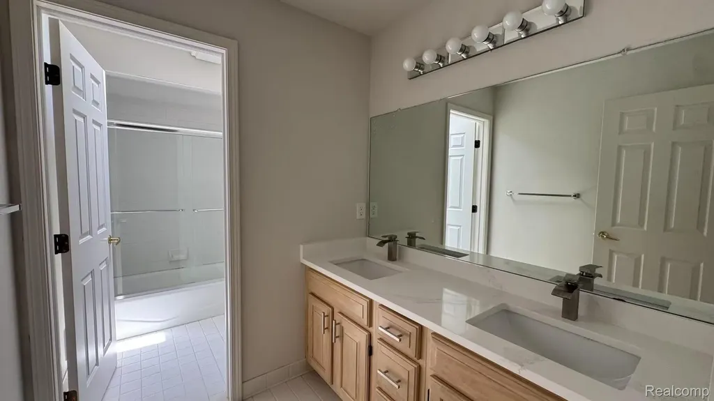 1919 Rolling Woods Drive Troy City MI 48098