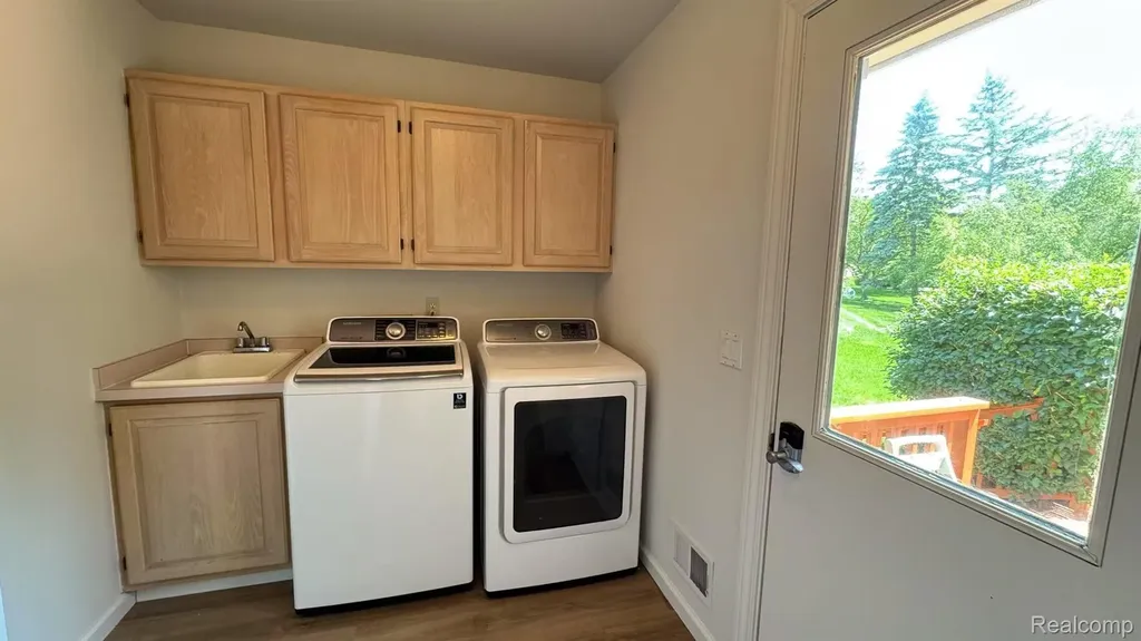 1919 Rolling Woods Drive Troy City MI 48098
